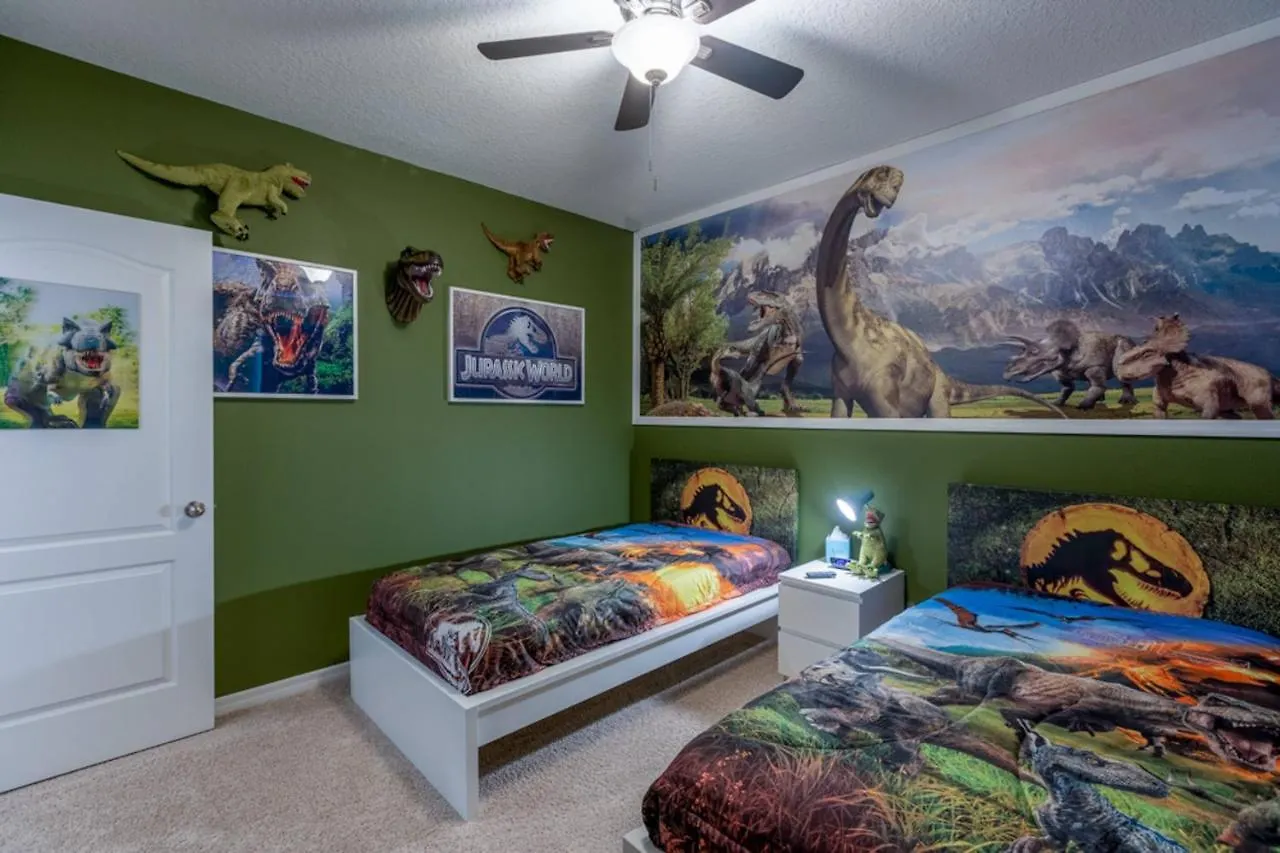 House Wtheaterpoolspagame Room In A Resort Davenport